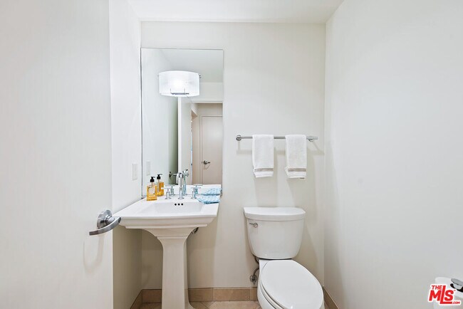Building Photo - 13650 Marina Pointe Dr