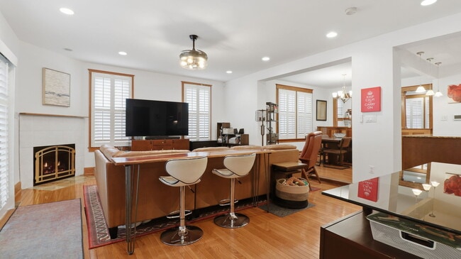 Building Photo - 30 Longfellow St NE