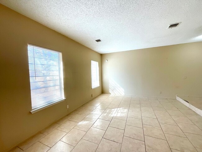 Building Photo - AVAILABLE NOW! 2 Bedroom / 1 Bath Home Near Randolph AFB!