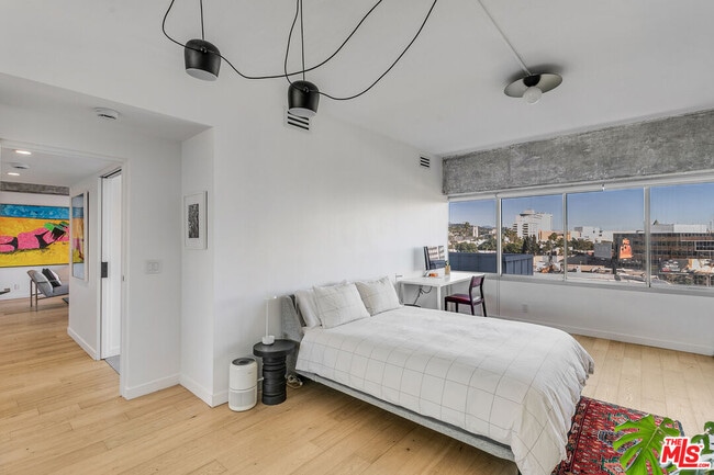 Building Photo - 7135 Hollywood Blvd