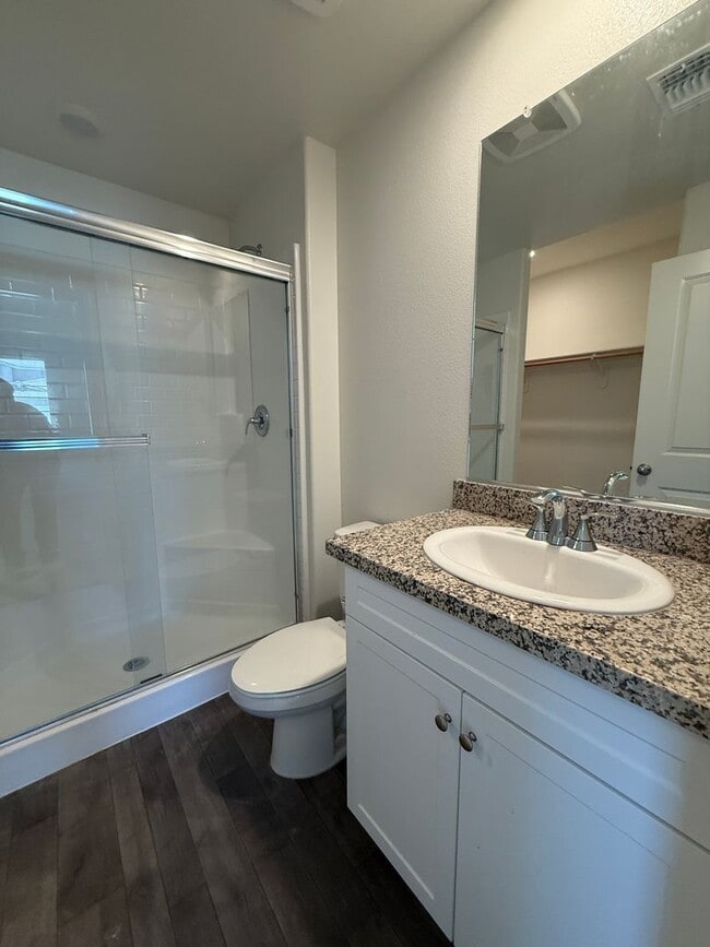 Building Photo - Fall in love with this NEWER  5 bedroom 4 ...