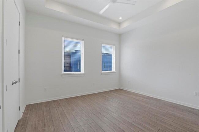 Building Photo - 410 W 9th St