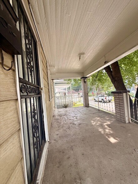 Building Photo - 1610 Kelly Dr