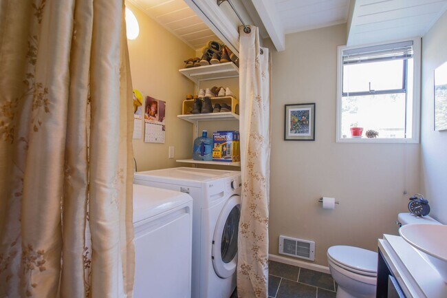 Building Photo - Gorgeous Custom Home!  Pet friendly and La...