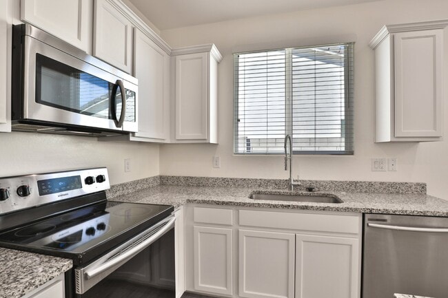 Building Photo - 548 E Vail Ln