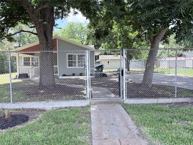 Building Photo - 9532 E Avenue I