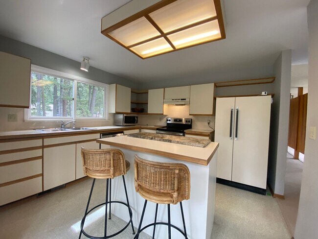 Building Photo - Unique View Property 3 bed, 3 bath located...