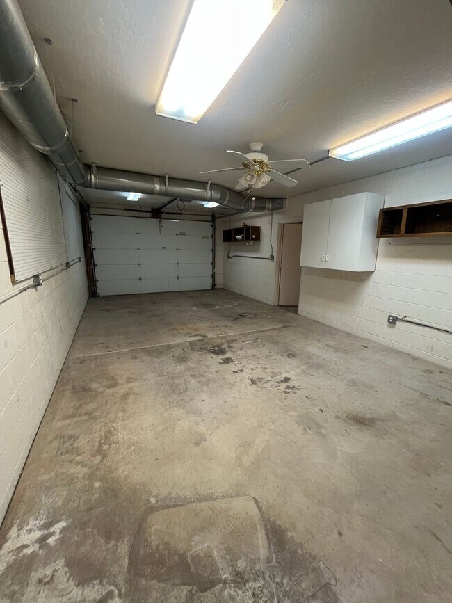 Building Photo - 3 Bed, 2 Bath in Gated Community with Lake...