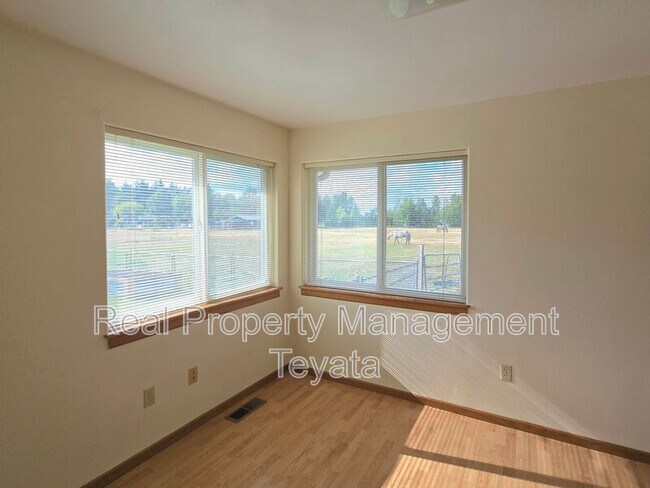 Building Photo - 338 W King Tut Rd