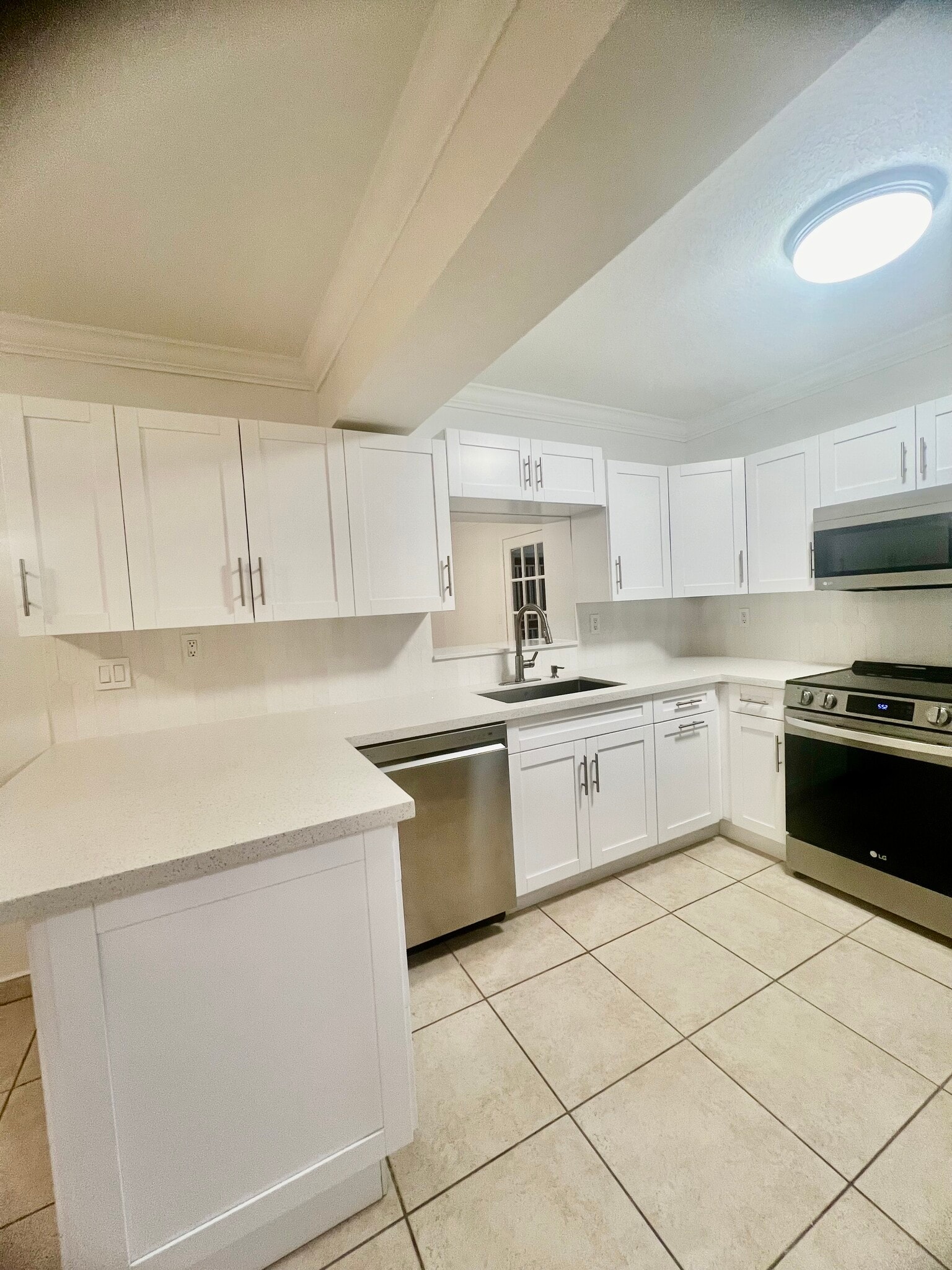 New kitchen and appliances - 403 SW 78th Pl