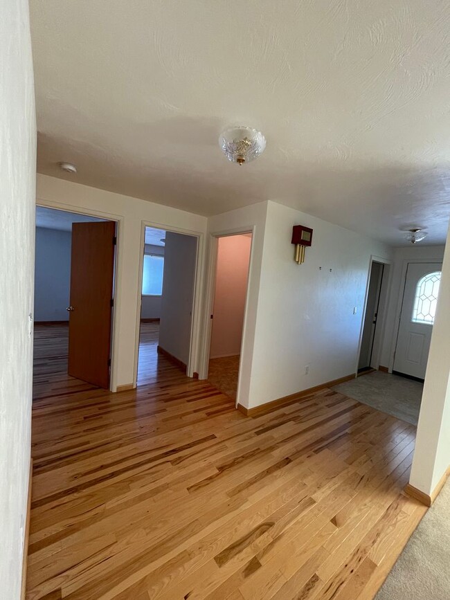 Building Photo - Large 4 Bed/ 2 Full Bath Home in the Gilha...
