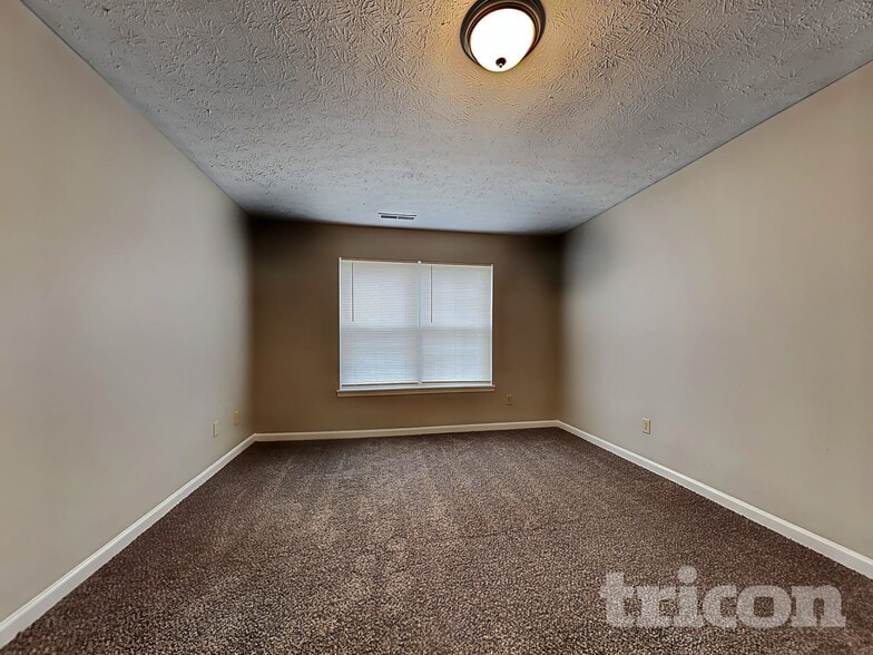 Building Photo - 614 Eastpointe Dr