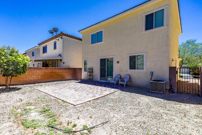 Building Photo - 4 Bed, Beauty With First Floor Bed And Full Bath