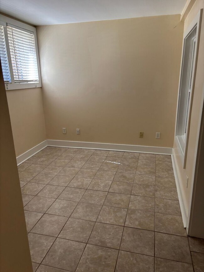 Building Photo - 209 E Duffy St