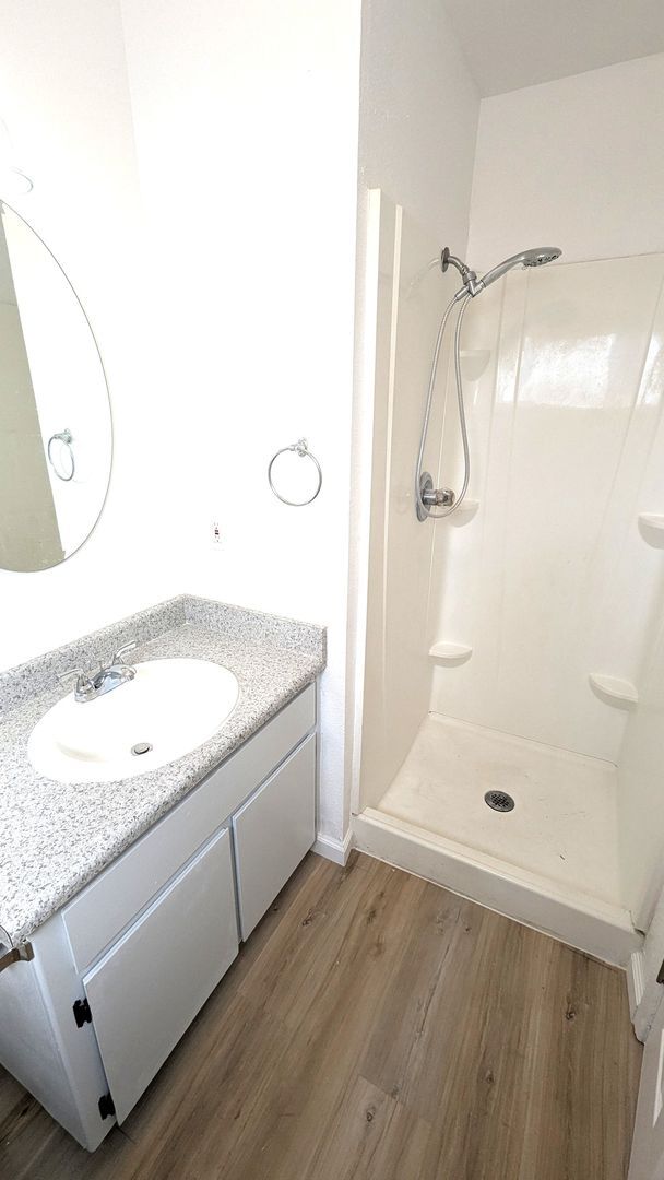 Building Photo - Sizeable 4 Bedroom 2 Bath Home on large co...