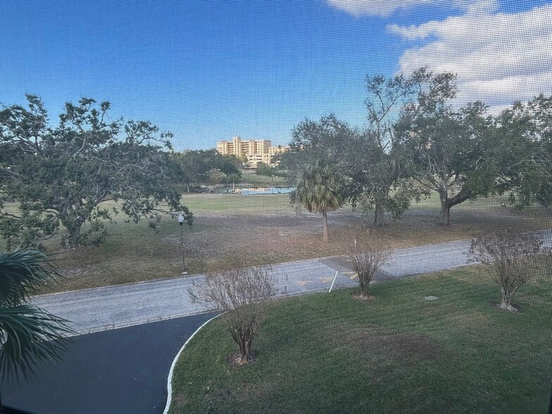 Building Photo - 2621 Cove Cay Dr