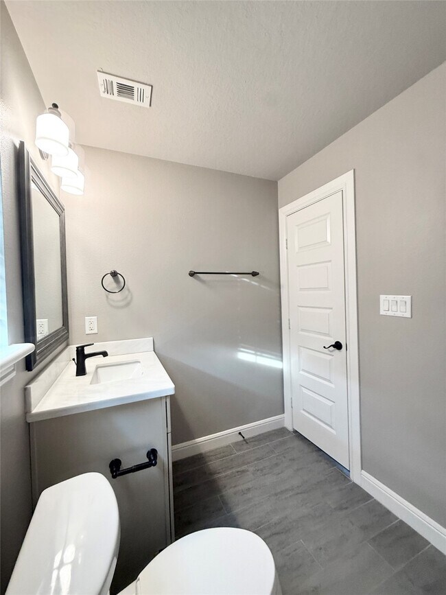 Building Photo - 2116 Couch St