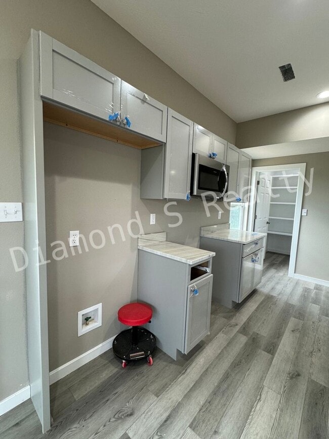 Building Photo - Gorgeous Two-Story Home Available Early July - 4 Bed/2.5 Bath