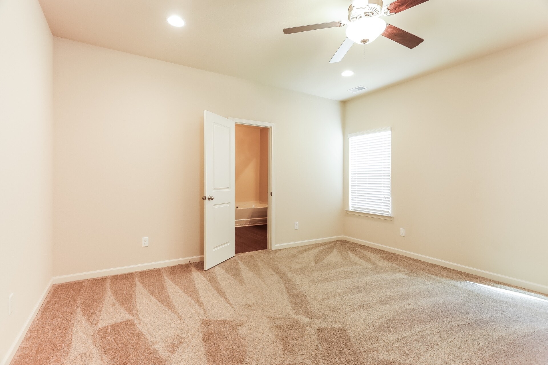 Building Photo - 325 Clover Cir