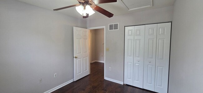Building Photo - Beautiful 3 bedroom 2.5 bathroom END Unit ...