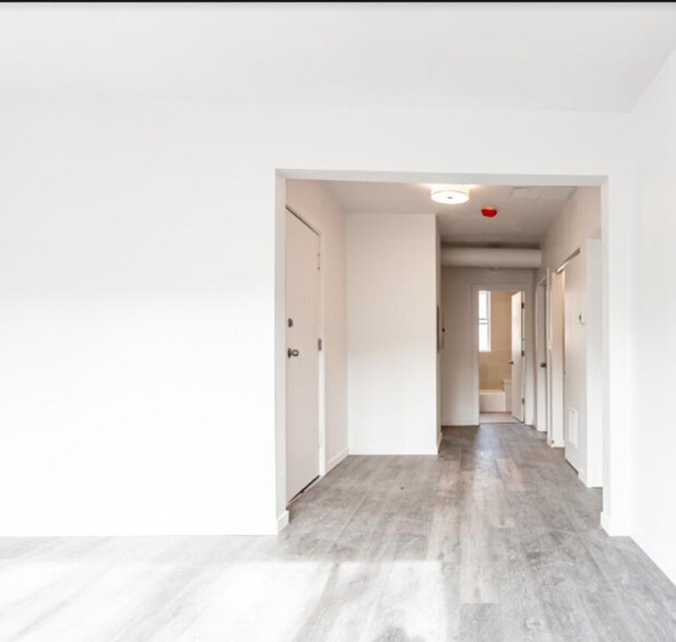 Building Photo - 1704 W Glenlake Ave
