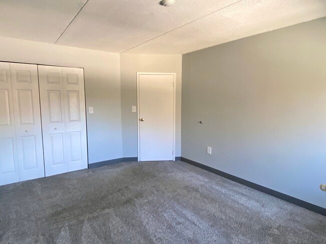 Building Photo - 573 Broad St