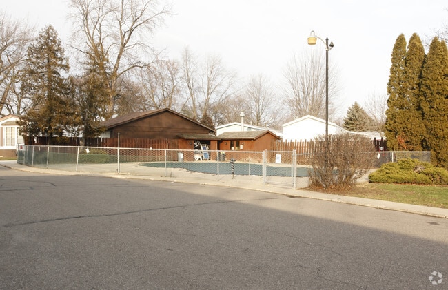 Building Photo - Crestwood Estates