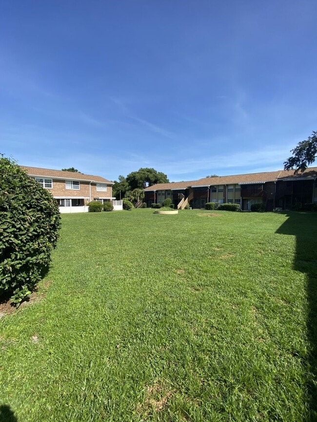 Building Photo - Large 2 bedroom 2 bath Condo