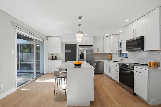 Building Photo - 405 Shore Dr E