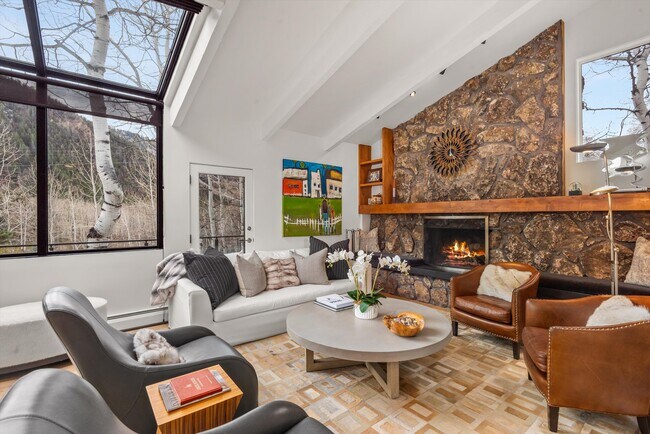 Building Photo - 262 Eastwood Rd