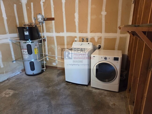 Building Photo - Check out this completely wonderful 2-bedroom, 1.0-bath unit!