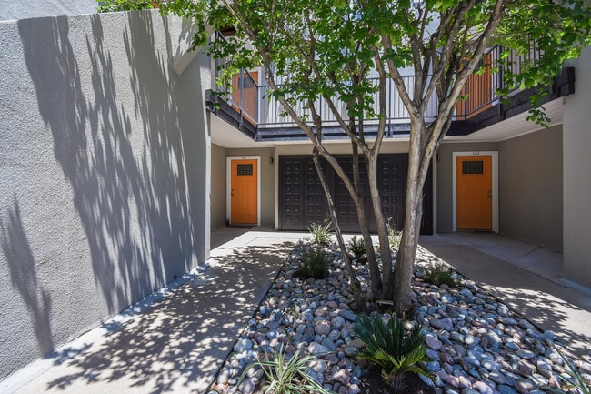 Building Photo - Available: remodeled 1 bed / 1 bath with luxury amenities