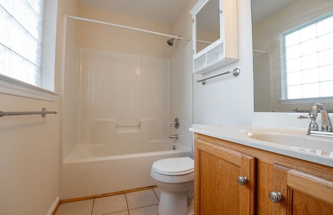 Building Photo - Comfortable 3 Bedroom / 2 Bath One - Level...