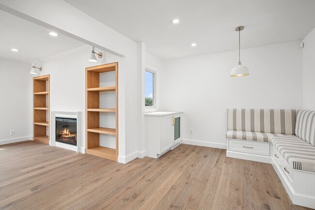 Building Photo - Spacious 3 Bed, 3 Bath