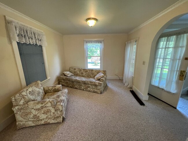 Building Photo - Cute & Cozy Home