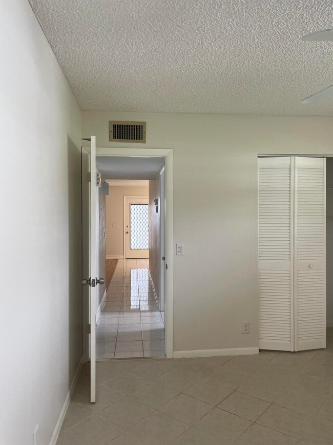 Building Photo - 421 Normandy I