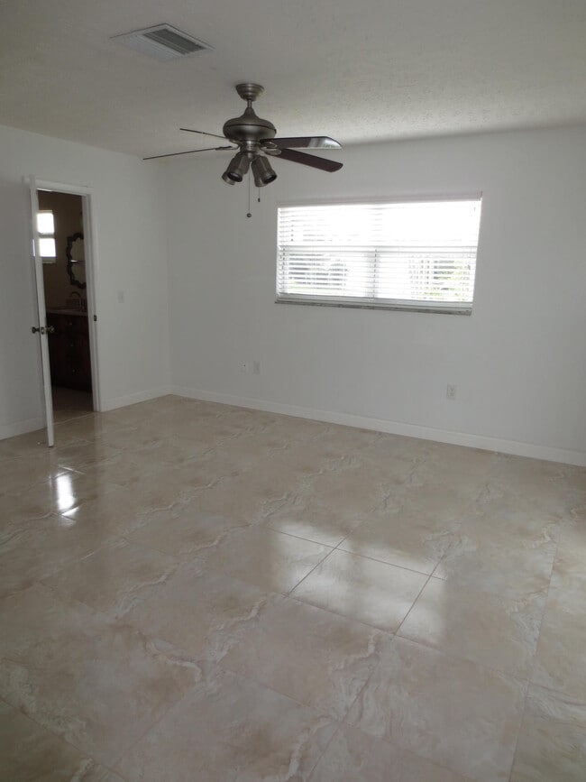 Building Photo - 1283 Anhinga Dr