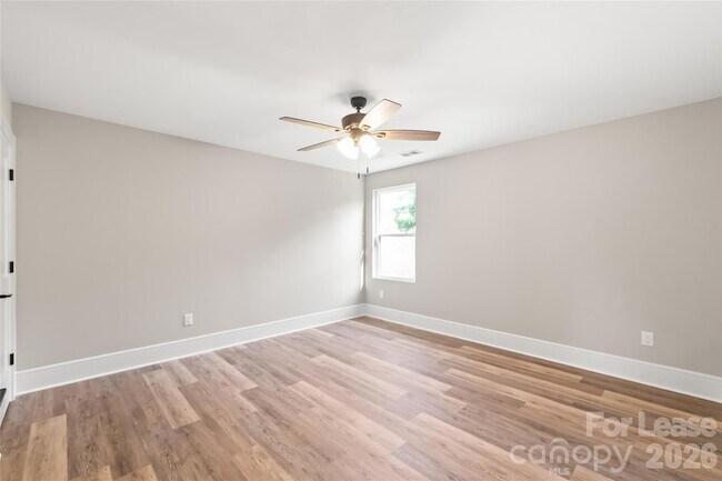 Building Photo - 3905 Plainview Rd