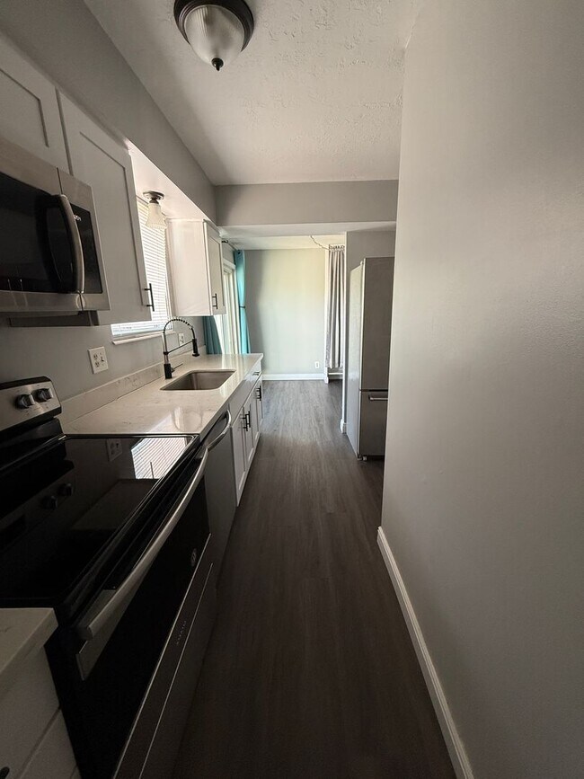 Building Photo - Rare find! Pristine townhome near Trax!