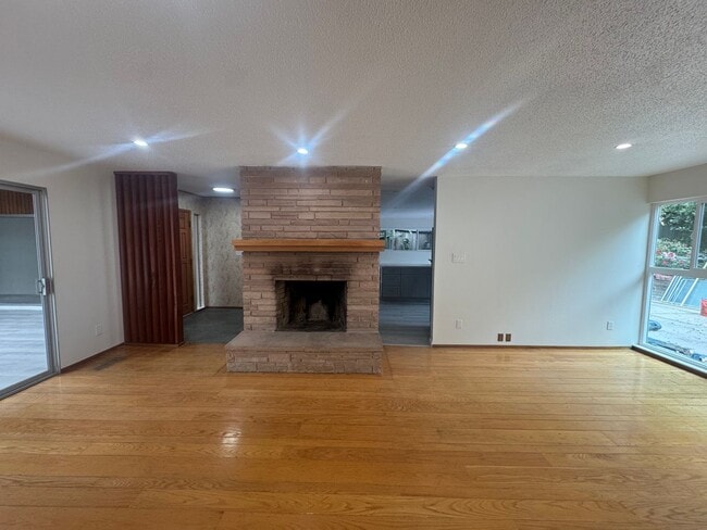 Building Photo - Spacious 4Bed/3Bath House Home in El Cerrito!