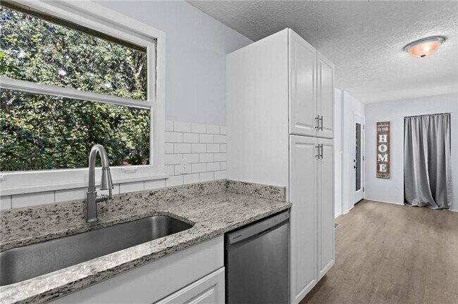 Building Photo - 2560 Walton Way SW