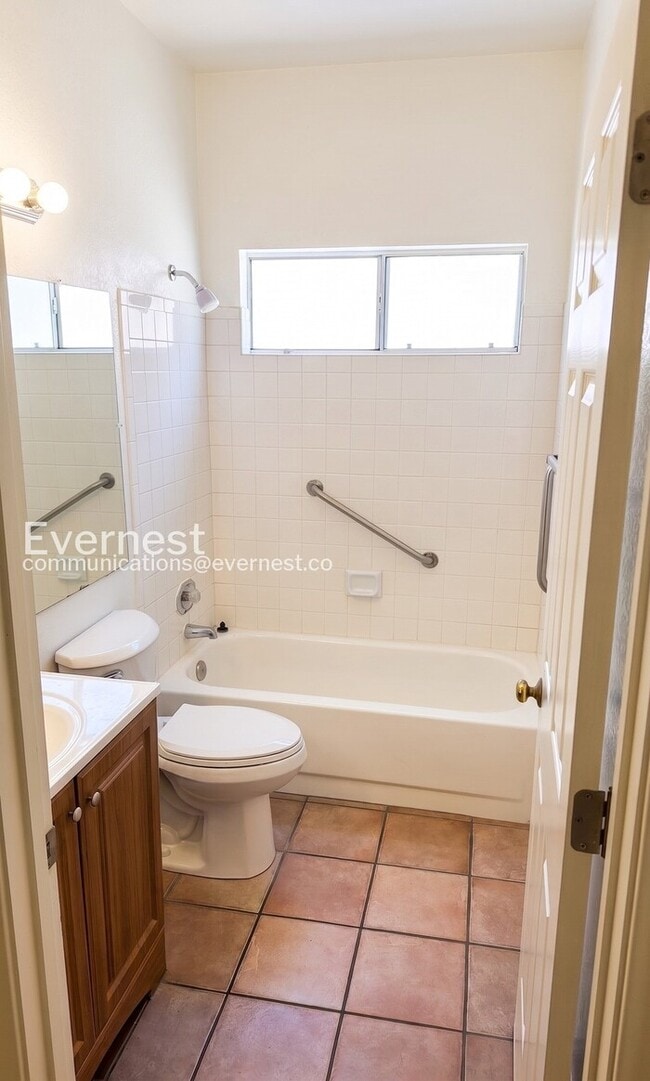 Building Photo - 2 Bed/2 Bath Home with Fenced Yard & Garage / Pet-Friendly / Vouchers Accepted / Available Soon!