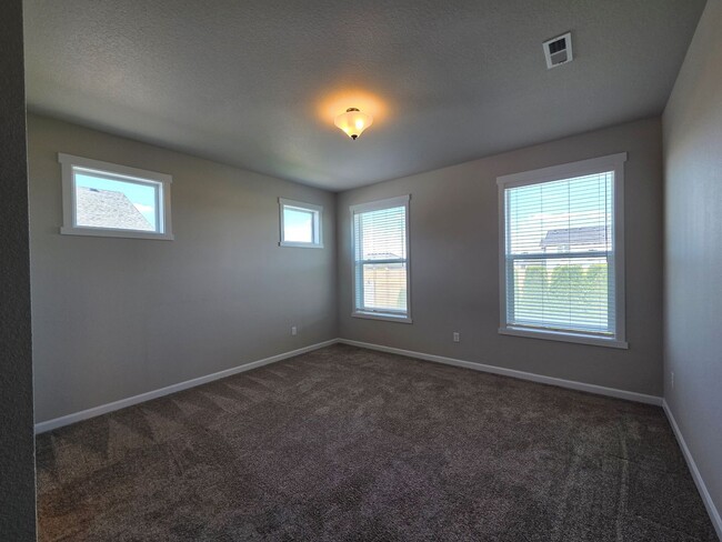 Building Photo - Newer 3-Bed, 2-Bath home in Quincy, WA!