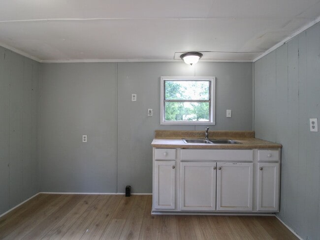 Building Photo - Move in Ready! Fayetteville, TN