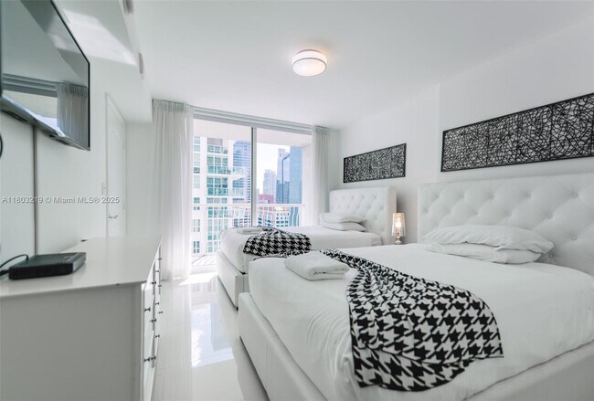 Building Photo - 1200 Brickell Bay Dr