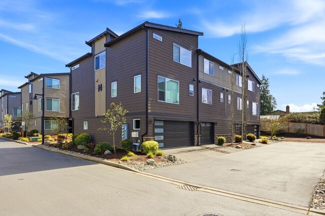 Building Photo - GORGEOUS Edmonds 2 Bedroom Primary Suites - Plus Flex Space