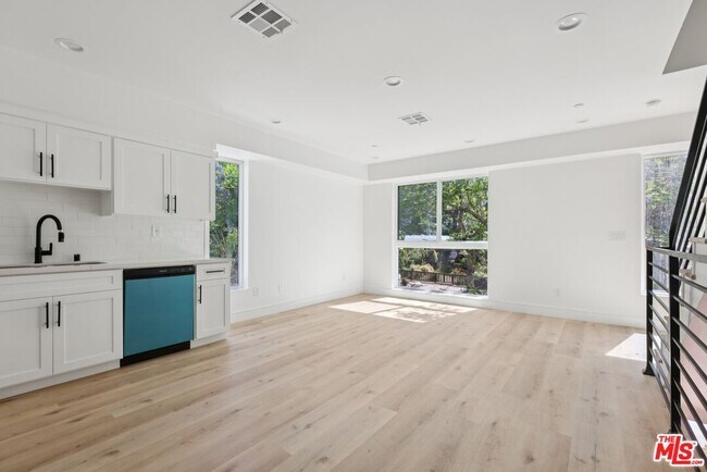 Building Photo - 2113 Holly Dr