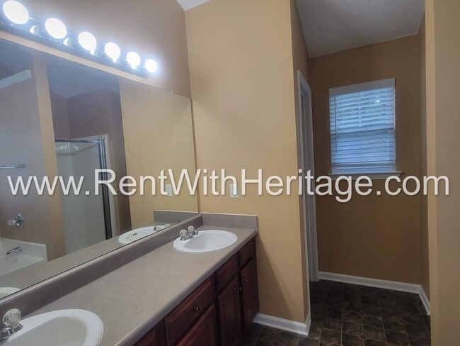 Building Photo - WOW!!! GORGEOUS HOME IN POPULAR CREEKSIDE SUBDIVSION / SWIM / TENNIS / UPGRADES GALLORE