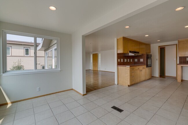 Building Photo - Water View Kirkland home West of Market st...