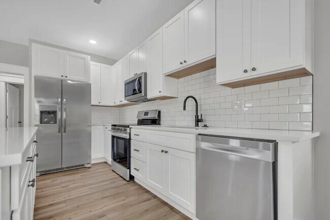 Building Photo - 307 W Kenwood Dr